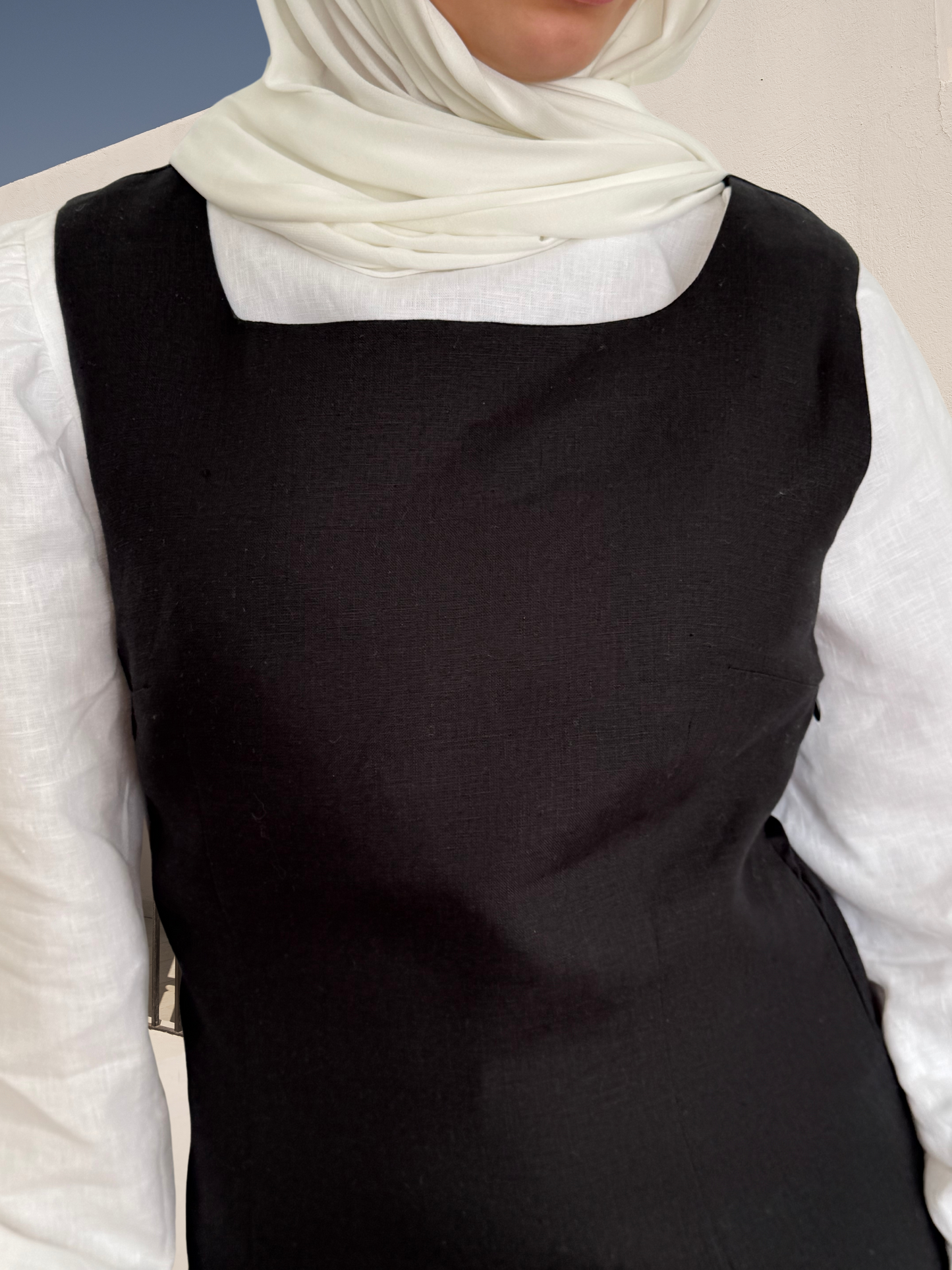 robe-noir-en-lin-sans-manche